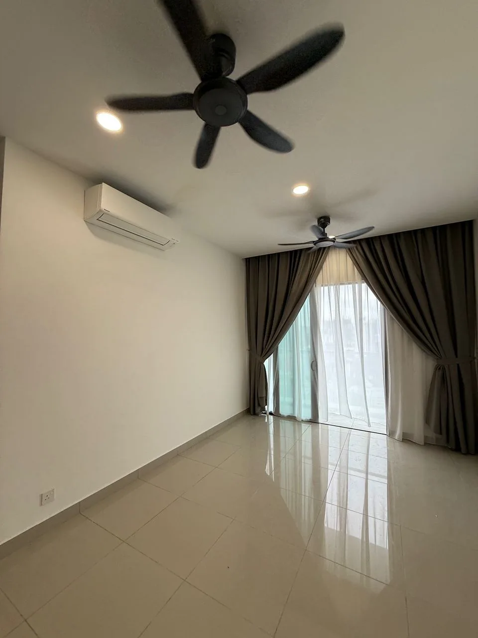Mid-floor home, 2 rooms